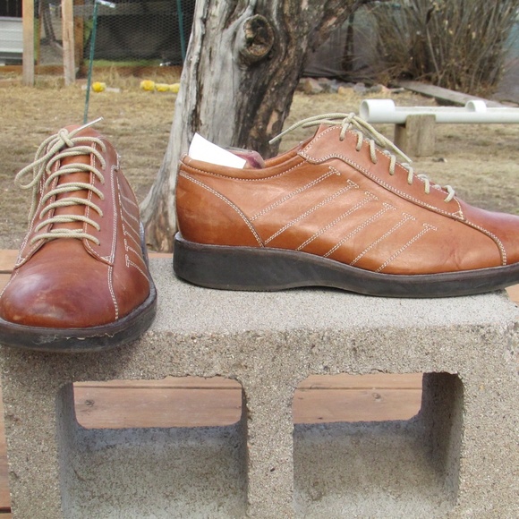 Johnston & Murphy tan leather casual oxfords, handcrafted in ?? Italy main image 4